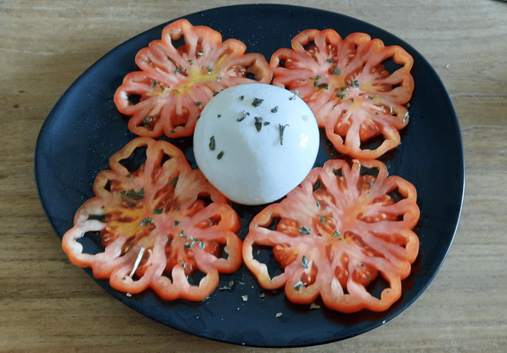 Insalata Caprese con Burrata Caprese salade met burratakaas A Taste